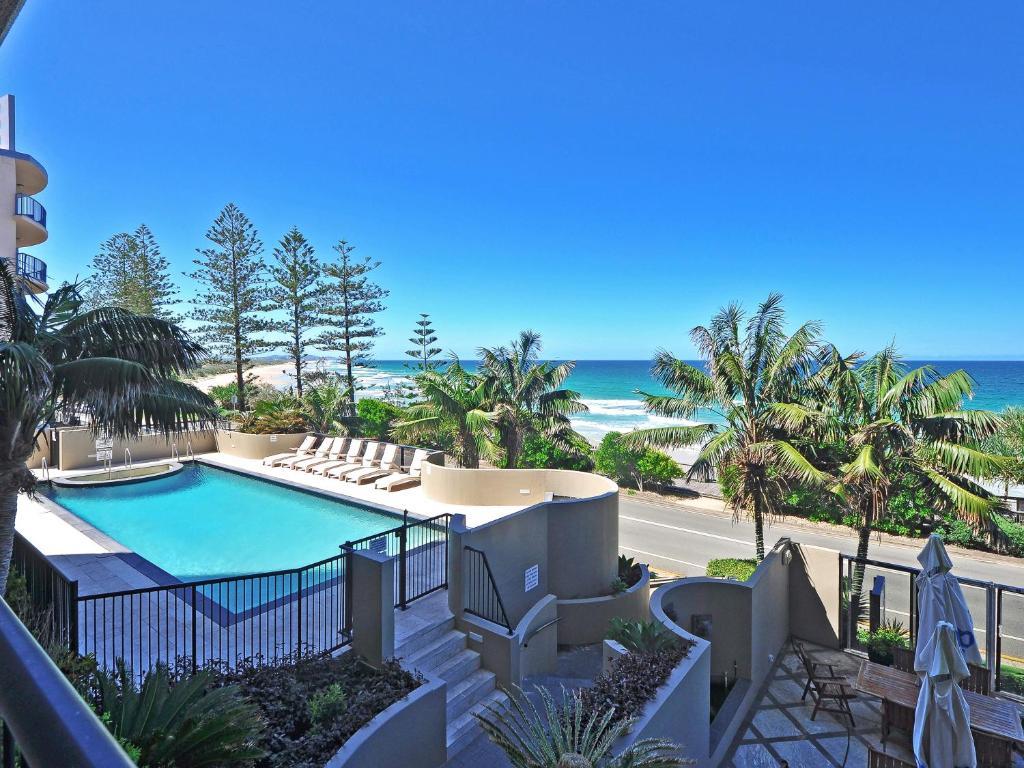 Clubb Coolum Beach Resort Sunshine Coast Exterior photo
